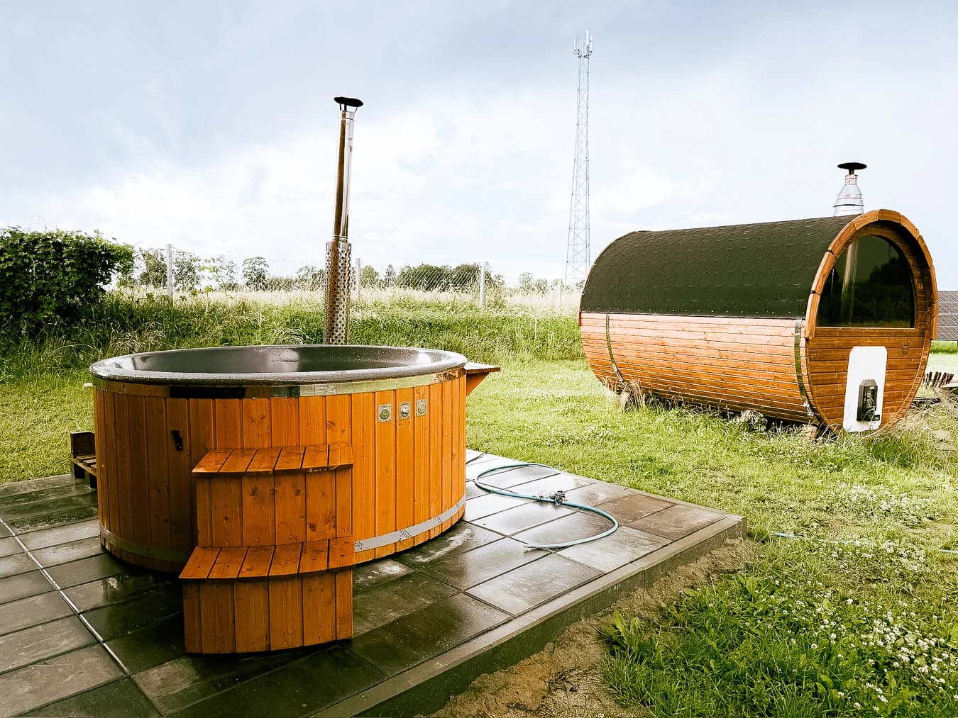 Gorąca balia i sauna beczkowa w ogrodzie Lisiej Chatki